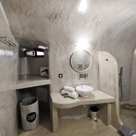 Dreamer's Secret * Emporio (Santorini)